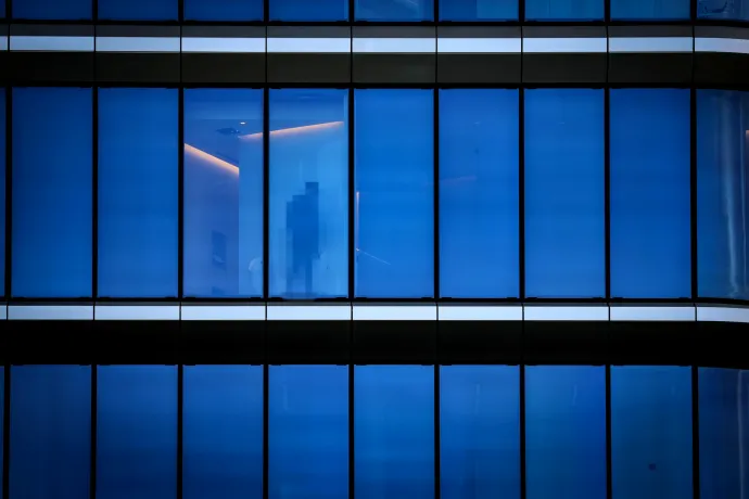 Pár hétig egész Budapest nézhette, ahogy a Mol férfi dolgozói pisilnek