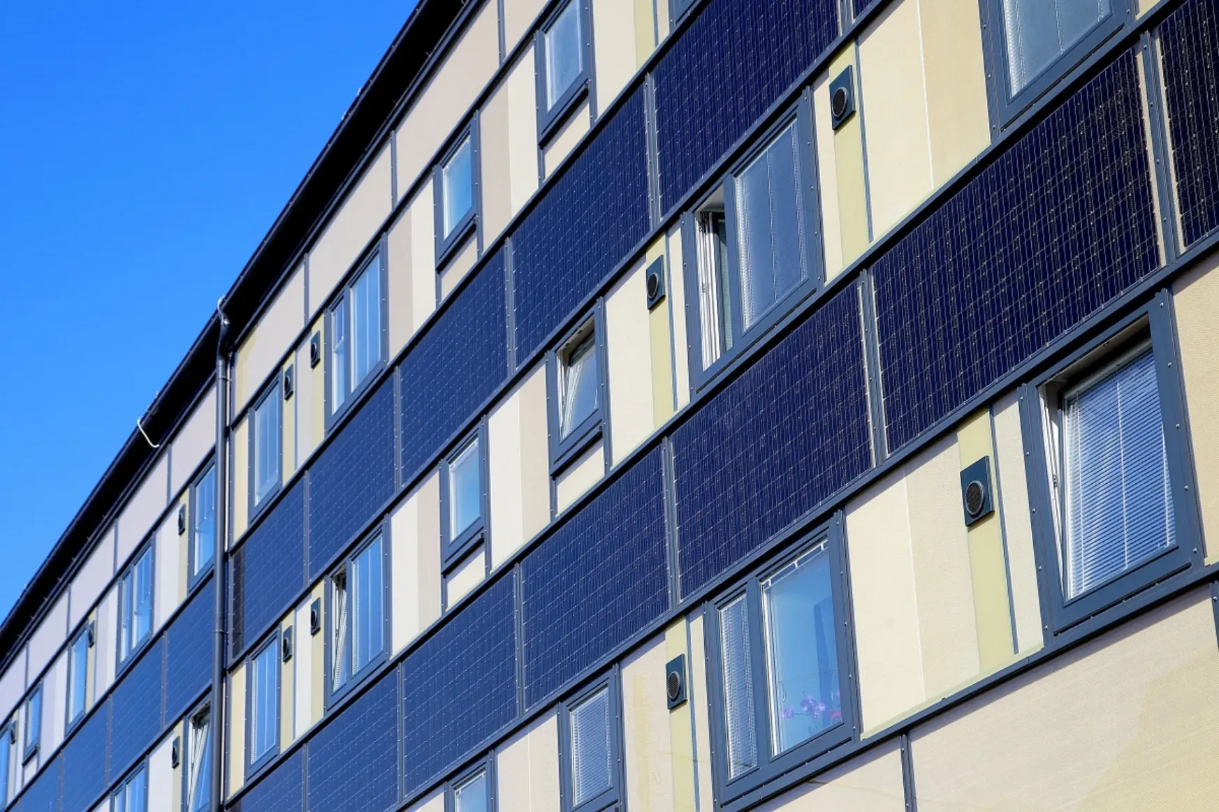 Bécsben már az önkormányzati lakások erkélyére is lehet napelemet szerelni