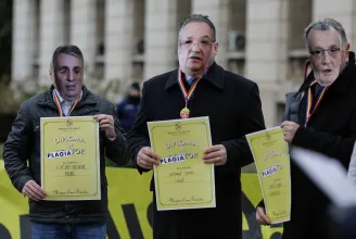 A kormány plágiummal vádolt tisztségviselői ellen tüntettek Bukarestben