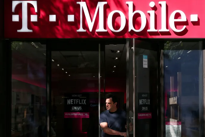 Az amerika T-Mobile egyik boltjának bejárata Manhattanben – Fotó: Amr Alfiky / Reuters