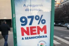 Már óriásplakátokon hirdeti a kormány, hogy a magyarok 97 százaléka nemet mondott a szankciókra
