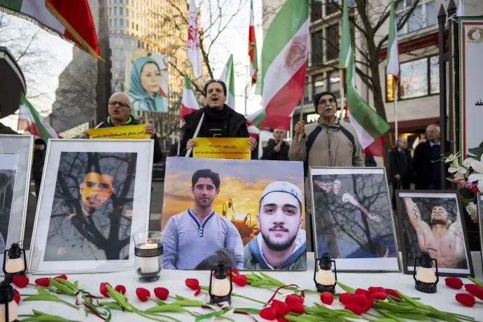 Megemlékezés két Iránban kivégzett tüntetőről Berlinben 2023. január 7-én – Fotó: Christophe Gateau / picture alliance / Getty Images)