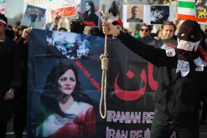 Kivégzésekkel és korbácsolásokkal fokozódik a megtorlás Iránban