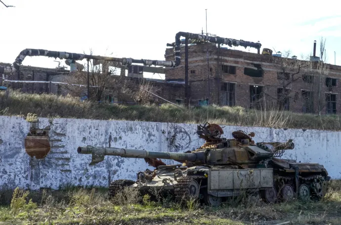 Egy kilőtt tank az Azovsztal romjai mellett 2022 novemberében – Fotó: Stringer / AFP