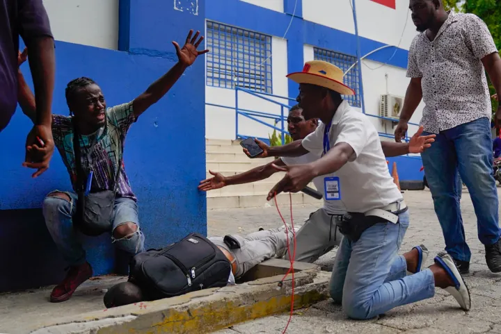 Fotó: Richard Pierrin / AFP Újságírók kérnek segítséget az egyik haiti rendőrőrsnél, ahol médiamunkások Robest Dimanche újságíró szabadon engedését követelték, amiért egy tüntetésről munkája végzése közben elvitték a rendőrök. A földön egy Romelo Vilsaint nevű tudósító fekszik, akit eltalált egy könnygázpalack, és később belehalt a sérüléseibe.