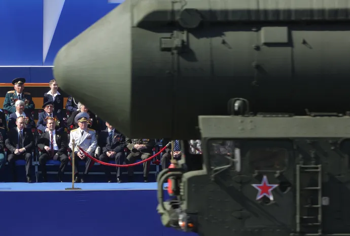 Vlagyimir Putyin (bal alul) egy Topol rakétát néz egy Győzelem-napi bemutatón 2013-ban – Fotó: Alexey Druzhinin / Ria-Novosti / AFP