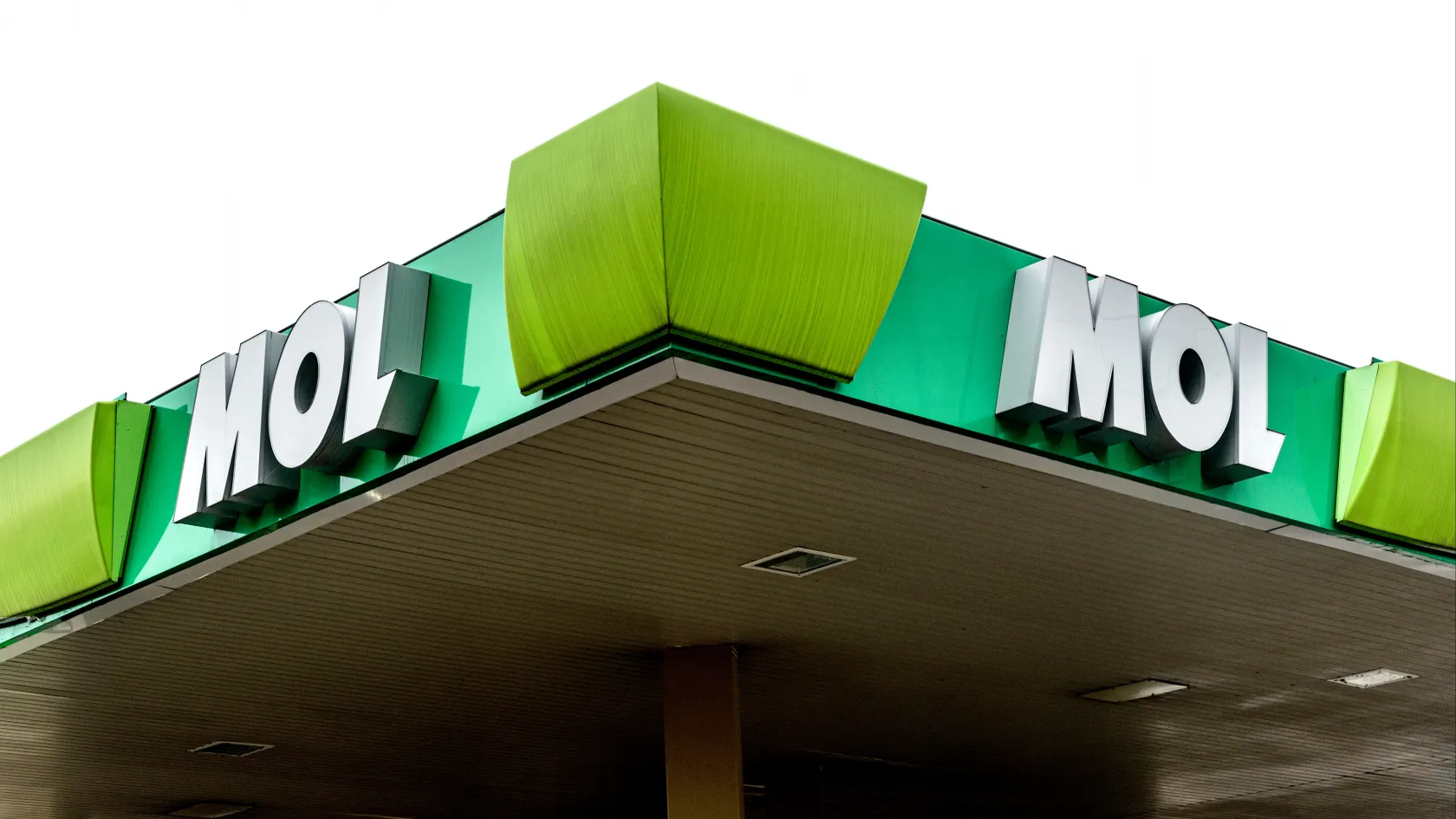 Szerdától tíz forinttal emeli a benzin nagykereskedelmi árát a Mol