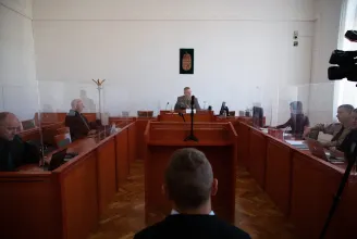 Ordítva törtek rá a TEK-es kommandósok a hajléktalanok megrugdosásával vádolt exrendőrökre