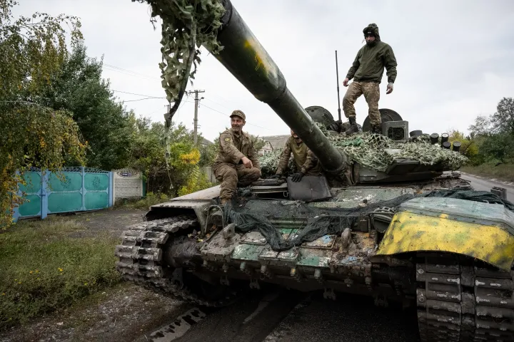 Ukrán katonák egy elfogott orosz T-72-es harckocsival az Izjum felé vezető úton – Fotó: Scott Peterson / Getty Images