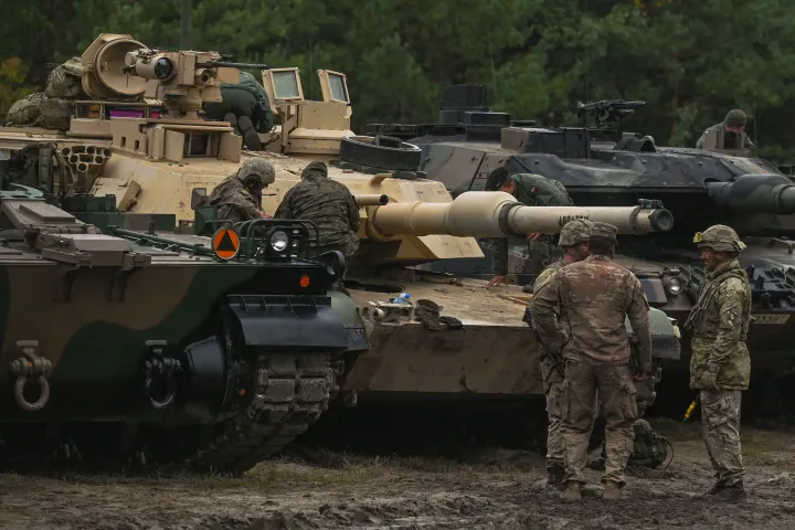 Abrams és Leopard harckocsik a BEAR 22 lengyel-brit-amerikai közös hadgyakorlaton a lengyelországi Nowa Debában 2022. szeptemberében – Fotó: Artur Widak / NurPhoto / AFP