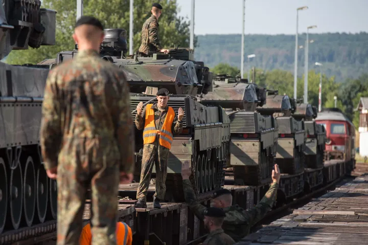 Leopard 2-es harckocsikat pakolnak vonatra a Bad Frankenhausen-i 393-as páncélos zászlóalj 2018-as, féléves litvániai bevetése előtt Sondershausenben – Fotó: Jens-Ulrich Koch / dpa Picture-Alliance / AFP