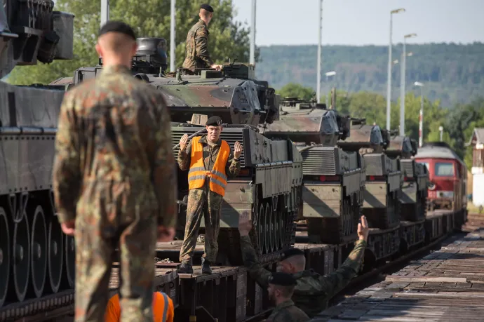 Leopard 2-es harckocsikat pakolnak vonatra a Bad Frankenhausen-i 393-as páncélos zászlóalj 2018-as, féléves litvániai bevetése előtt Sondershausenben – Fotó: Jens-Ulrich Koch / dpa Picture-Alliance / AFP
