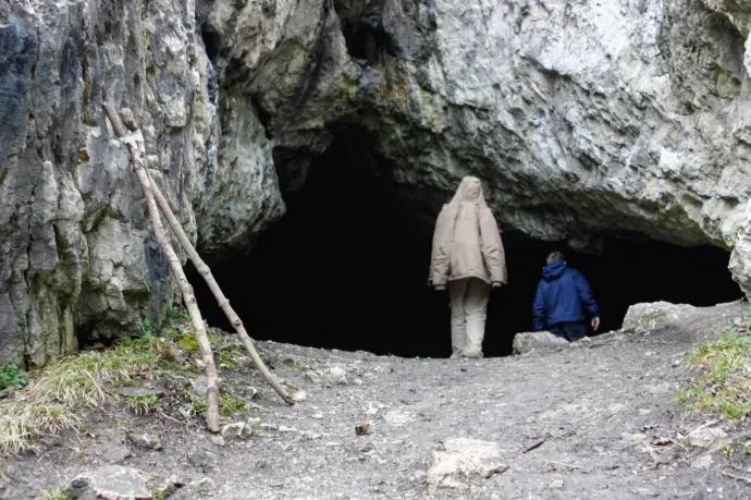 Fent: Remete-barlang, lent: máriaremetei Kisboldogasszony Bazilika – Fotó: Martiskó Gábor, és Tenczer Gábor / Telex
