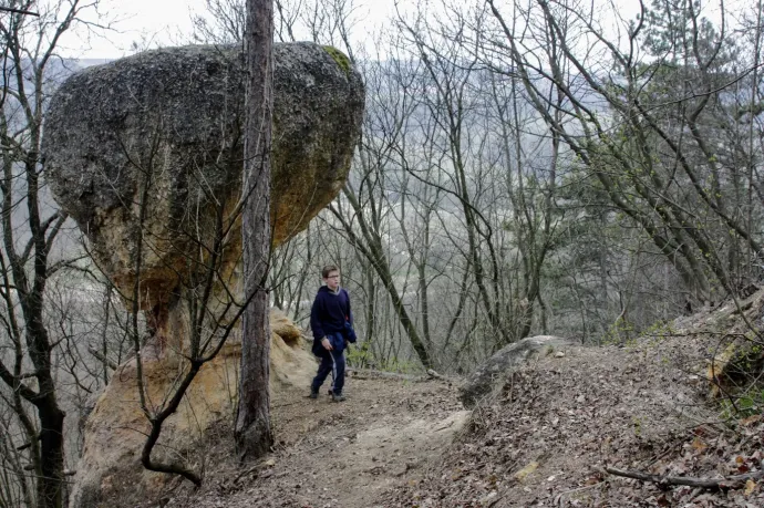 Fent: Ördög-oltár, alatta: Gomba-szikla, legalul: pilicsabai Kálvária – Fotó: Tenczer Gábor / Telex