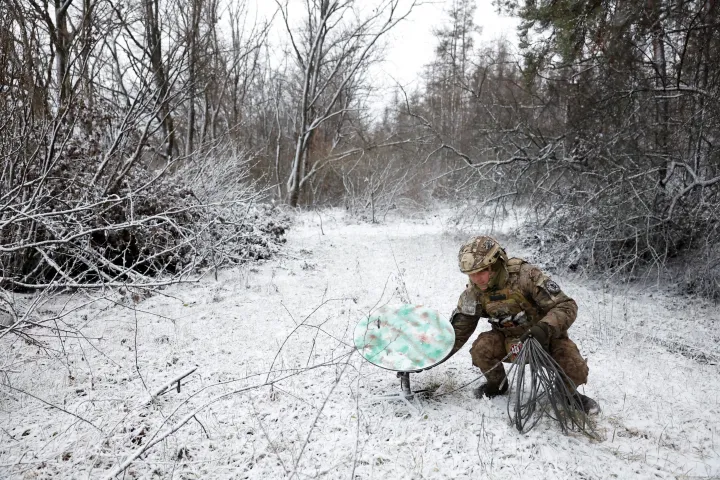 A 80. Különleges Légitámadó Dandár katonája lekapcsolja a Starlink antennát az ortodox karácsonyi időszakra meghirdetett tűzszünet alatt a Szvedodonyeck közelében lévő Kreminnában – Fotó: Clodagh Kilcoyne / Reuters