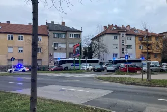 Szirénázva, buszokkal vonultak a budapesti rendőrök Baumann Péter temetésére