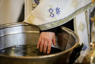 Erőszakos halált halt a Suceaván megkeresztelt csecsemő a második halottkémi jelentés szerint