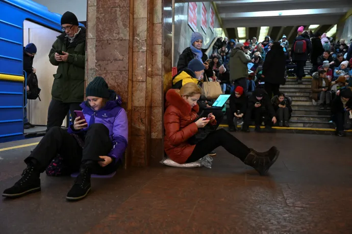 Emberek várakoznak a metróban légiriadó alatt Kijevben 2023. január 26-án – Fotó: Viacheslav Ratynskyi / Reuters