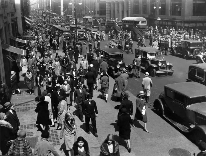 Egy jellegzetes, gyalogosokkal és autókkal zsúfolt nap az Ötödik sugárúton Manhattanban 1925-ben – Fotó: Hulton Archive / Getty Images