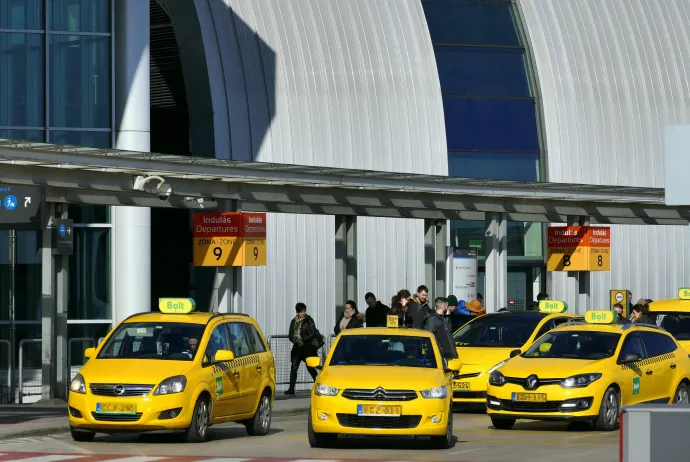 Induló és várakozó taxik a Liszt Ferenc Nemzetközi Repülőtér 2B termináljánál – Fotó: Jászai Csaba / MTI Bizományosi