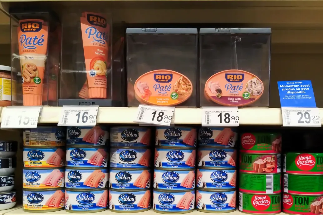 A vaj után most már a sajtot és a fogkrémet is lopásgátlóban árulják egy kolozsvári szupermarketben