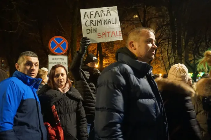 Több százan tüntettek Szatmárnémetiben, miután a sürgősségin meghalt egy kamasz