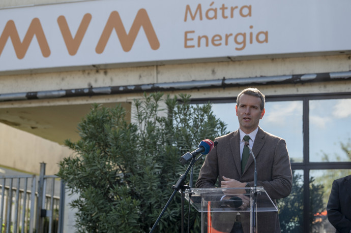 Steiner Attila, az MVM Mátra Energia Zrt. főbejáratánál Visontán Fotó: MTI/Komka Péter