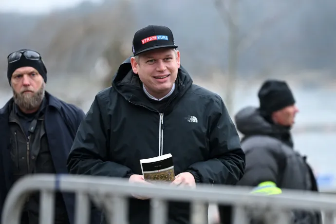 A mosolygós Rasmus Paludan, Koránnal a kezében – Fotó: Fredrik Sandberg