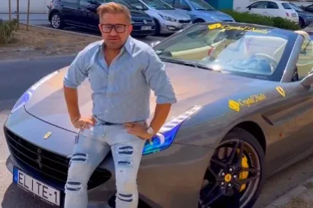 A magyar műköröm-milliárdos ismeretlen bámészkodókat is simán beültet a Ferrarijába