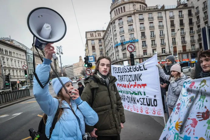 „Kedves Budapest! Még mindig elegünk van!” – néhány száz diák tüntetett az Astorián