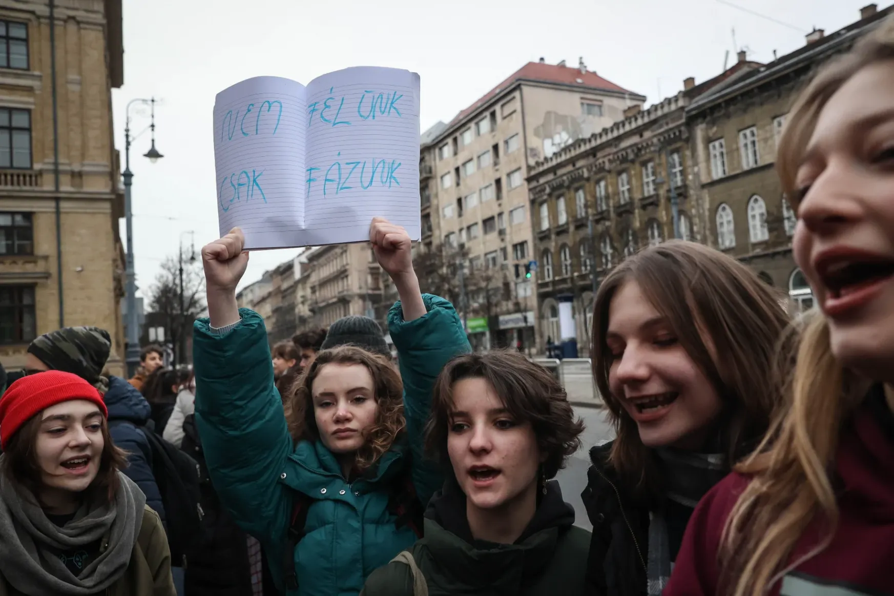 „Kedves Budapest! Még mindig elegünk van!” – néhány száz diák tüntetett az Astorián