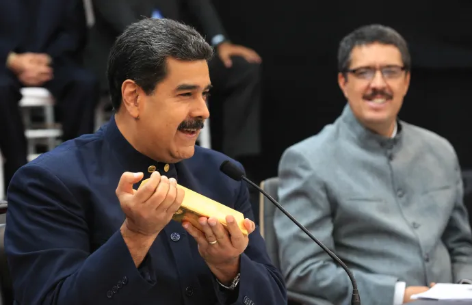 A szárnyaló infláció miatt Nicolas Maduro venezuelai elnök, Ramon Lobo venezuelai gazdasági és pénzügyminiszter mellett, 2018-ban új valuta bevezetését jelentette be egy aranyrúddal a kezében – Fotó: Venezuelan Presidency / AFP