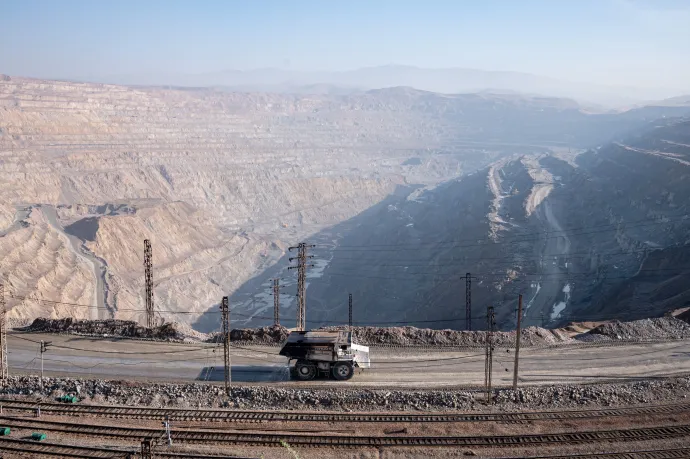 Az Almalyk bánya Üzbegisztán ezüsttermelésének 90, aranytermelésének 20 százalékát állítja elő és egyben a legnagyobb réztermelő a volt Szovjetunió területén. A felvásárlóik között német cégek is vannak – Fotó: Fabian Sommer / DPA / AFP