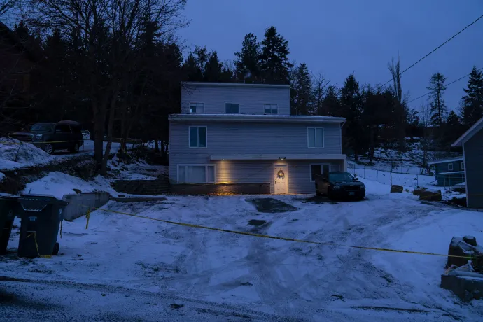 Rendőrségi szalag veszi körül azt az Idaho állambeli Moscow-ban (Moszkva) lévő házat, ahol 2023. január 3-án a négy diákot meggyilkolták – Fotó: David Ryder / Getty Images / AFP