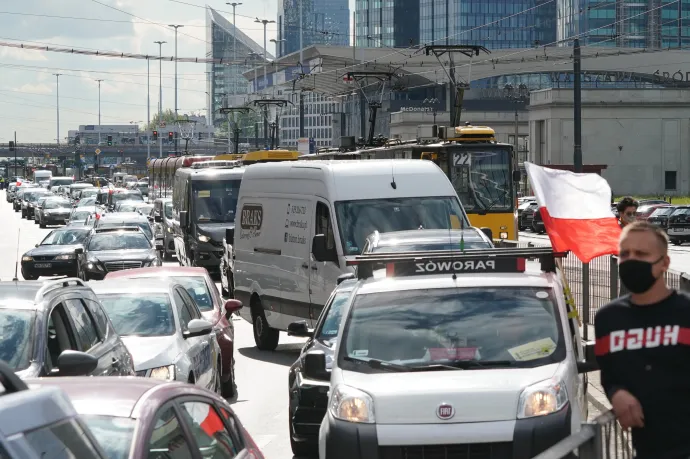 Belevágnak a lengyelek, kitiltják nagyobb városaikból a régi autókat