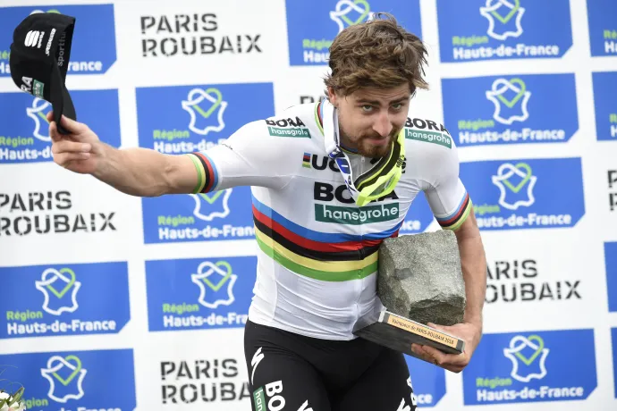 Peter Sagan 2018-ban a macskaköves Párizs-Roubaix dobogóján – Fotó: Francois Lo Presti / AFP