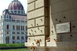 Munkások loptak el bronzgolyókat az Agrárminisztérium épületéről