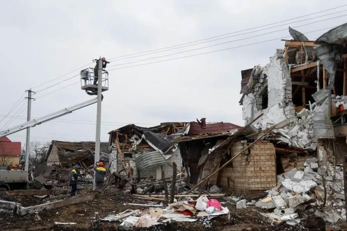 Az áramszolgáltató munkatársai javítják a Kijev közelében lévő Hlevakha városában 2023. január 26-án – Fotó: Valentyn Ogirenko / Reuters