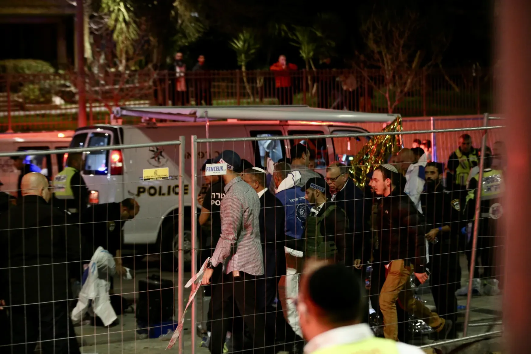 Heten meghaltak, amikor egy támadó tüzet nyitott egy jeruzsálemi zsinagógánál