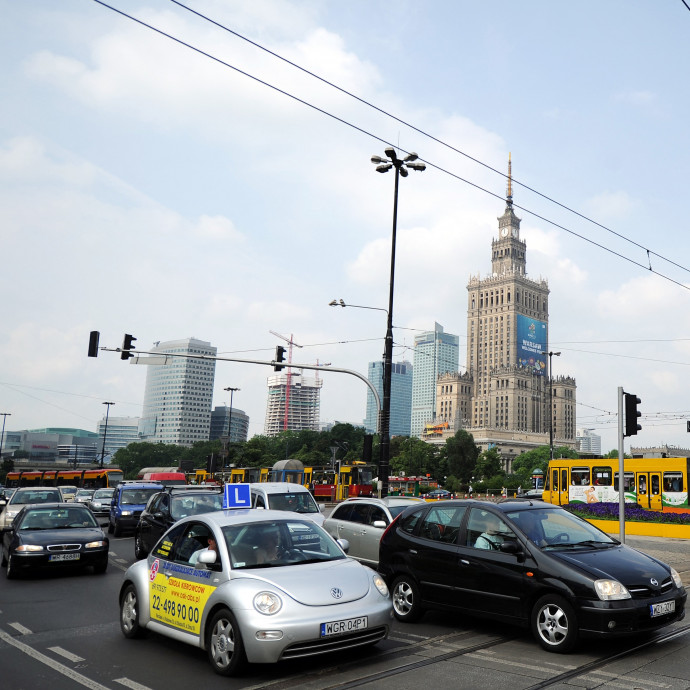 Jövőre indul a szigorítás Lengyelországban, kitiltják a fővárosból a régi autókat
