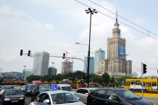 Jövőre indul a szigorítás Lengyelországban, kitiltják a fővárosból a régi autókat