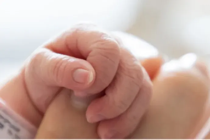 Újszülött kisfiút találtak a hatvani kórház babamentő inkubátorában