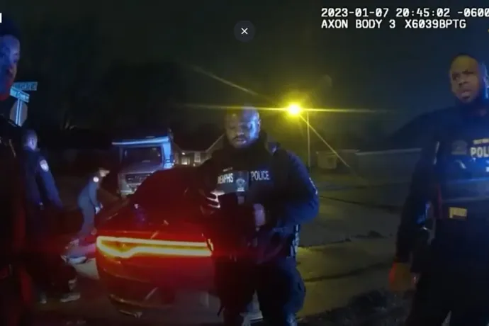 Több videó is mutatja, hogy a memphisi rendőrök brutálisan megverték a férfit, aki 3 nap múlva meghalt