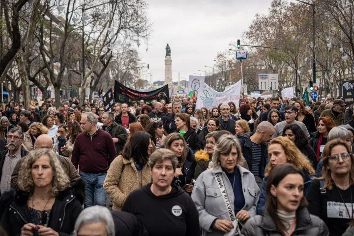 Portugáliában béremelést követelnek a tanárok, tízezrek vonultak utcára