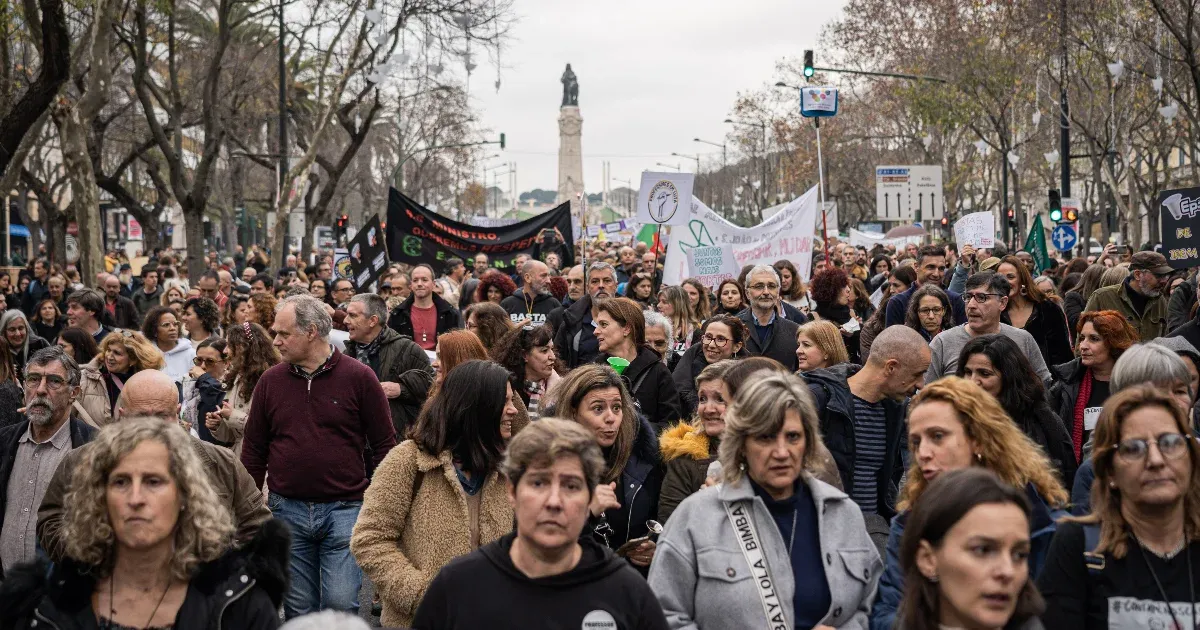 Portugáliában béremelést követelnek a tanárok, tízezrek vonultak utcára