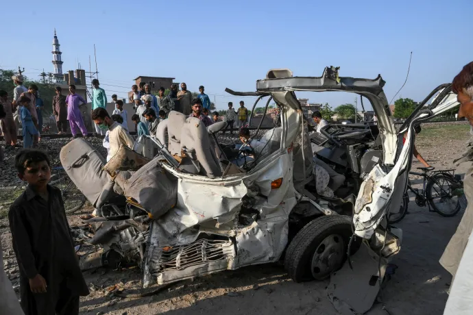 Legalább 40-en meghaltak egy buszbalesetben Pakisztánban