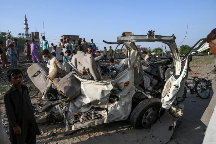 Legalább 40-en meghaltak egy buszbalesetben Pakisztánban