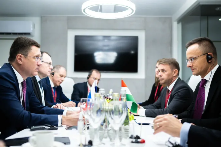 Alekszandr Novak orosz energiaügyekért felelős miniszterelnök-helyettes és Szijjártó Péter 2022. október 13-án Moszkvában – Fotó: Facebook
