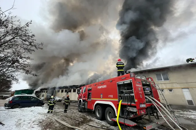 Sikerült lokalizálni a marosvásárhelyi raktártüzet, 15 tonna műtrágyát hordtak ki a csarnokból