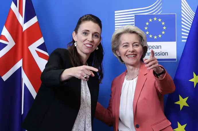 Ursula von der Leyen (jobbra), az Európai Bizottság elnöke üdvözli Új-Zéland akkori kormányfőjét, Jacinda Ardernt Brüsszelben 2022. június 30-án – Fotó: Kenzo Tribouillard / AFP